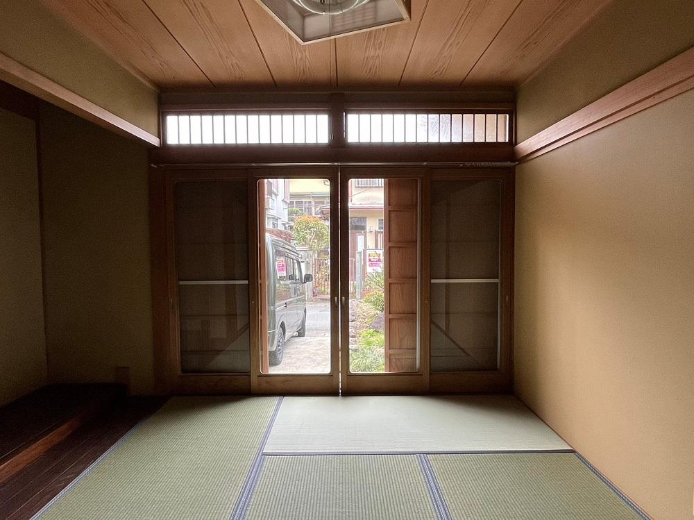 京都市左京区上高野沢淵町の売買物件/玄関脇の和室には縁側があります（雨戸を開けれず・・・）