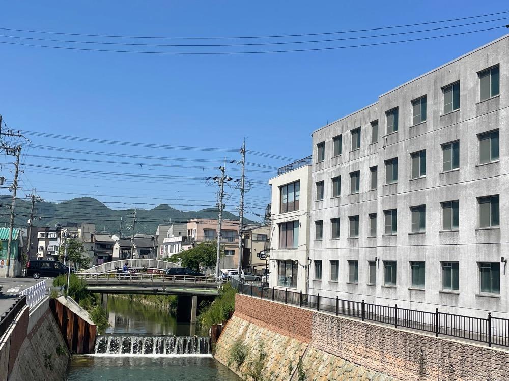 京都市右京区梅津後藤町42-3の賃貸物件/建物の前には有栖川が流れています