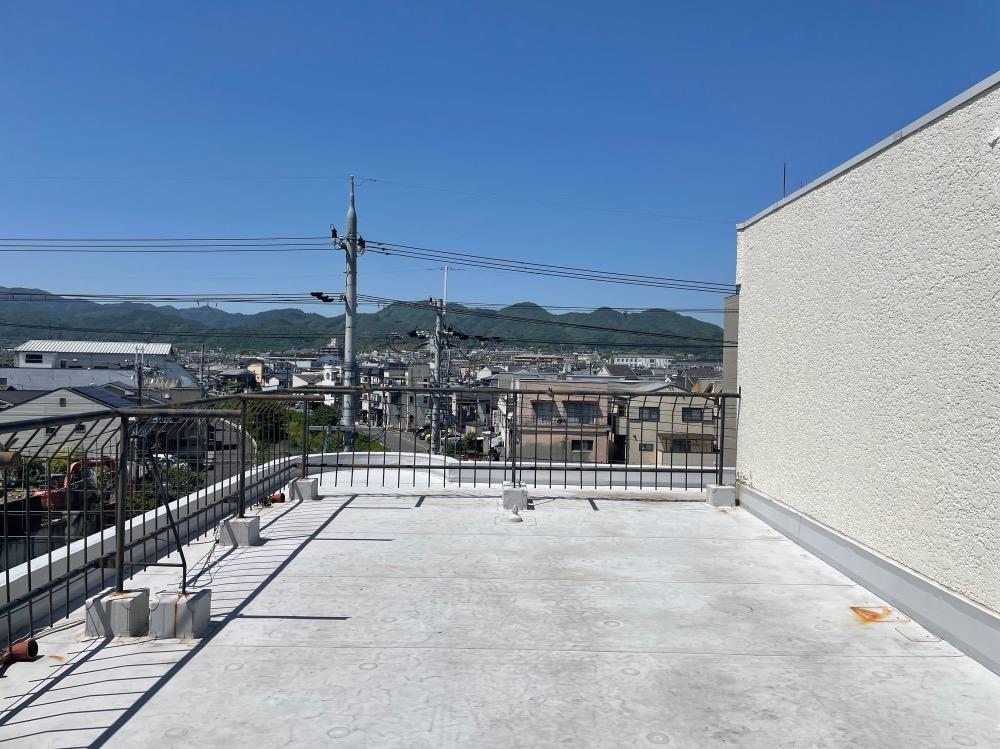 京都市右京区梅津後藤町42-3の賃貸物件/入居者のみ出入りできるルーフトップ