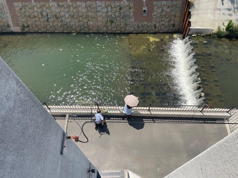 京都市右京区梅津後藤町42-3の賃貸物件/建物の前ではほっこりと釣りを楽しむ人なんかもいます