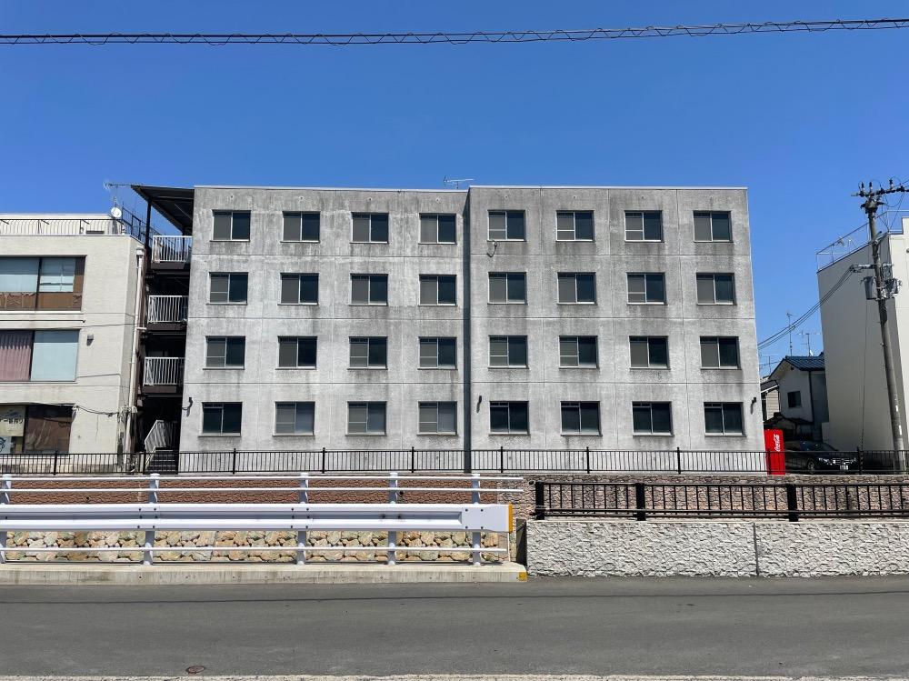 京都市右京区梅津後藤町42-3の賃貸物件/この直線で構成された外観がナイスですね