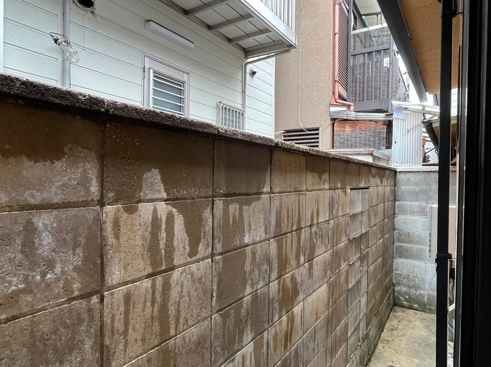 京都市北区鷹峯旧土居町1‐29の売買物件/北側はゴミ箱等が置ける程度のスペースあり（写真は改装時のもの）