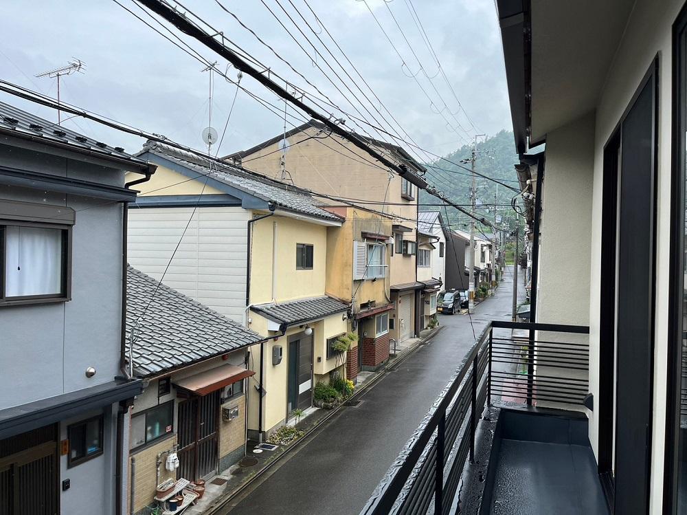 京都市北区鷹峯旧土居町1‐29の売買物件/周辺は住宅が建ち並ぶ（写真は改装時のもの）