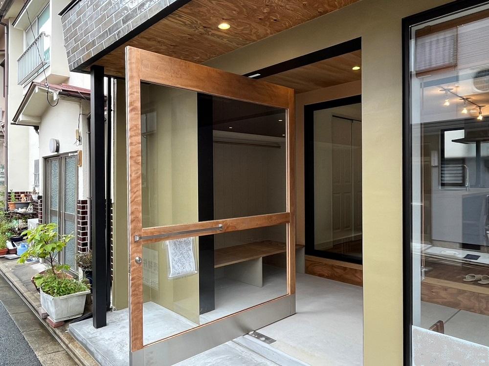 京都市北区鷹峯旧土居町1‐29の売買物件/くるっと回る特大の玄関扉（写真は改装時のもの）