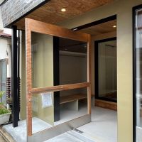 京都市北区鷹峯旧土居町1‐29の売買物件/くるっと回る特大の玄関扉（写真は改装時のもの）