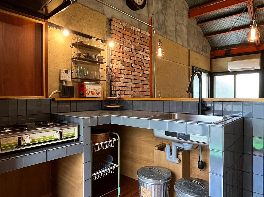 京都市左京区高野蓼原町91-9の賃貸物件/キッチンはタイル張り。カラーリングが良い（写真は前回募集時のもの。現在写真にある動産物は撤去済）