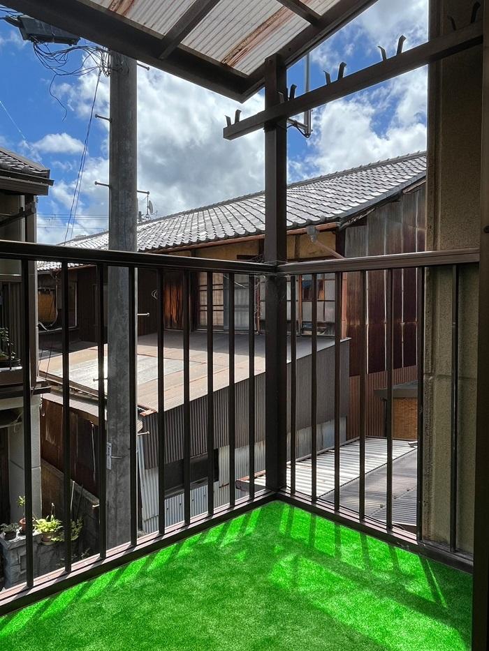 京都市左京区高野蓼原町91-9の賃貸物件/バルコニーには人工芝（写真は前回募集時のもの）