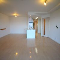 滋賀県大津市鏡ヶ浜の売買物件/こちらがLDK。この部屋からバルコニーに出られます。
