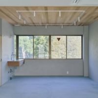 京都市中京区御幸町通竹屋町上る毘沙門町 の賃貸物件/4階。窓の外は御所の緑。3区画の中で両面から日が入る最高の場所です。