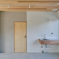 京都市中京区御幸町通竹屋町上る毘沙門町 の賃貸物件/4階。キッチンスペースの天井はレッドシダーとサブウェイタイルでアクセント。