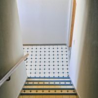 京都市中京区御幸町通竹屋町上る毘沙門町 の賃貸物件/共用部。廊下には当時から貼られていたクラシックシート。