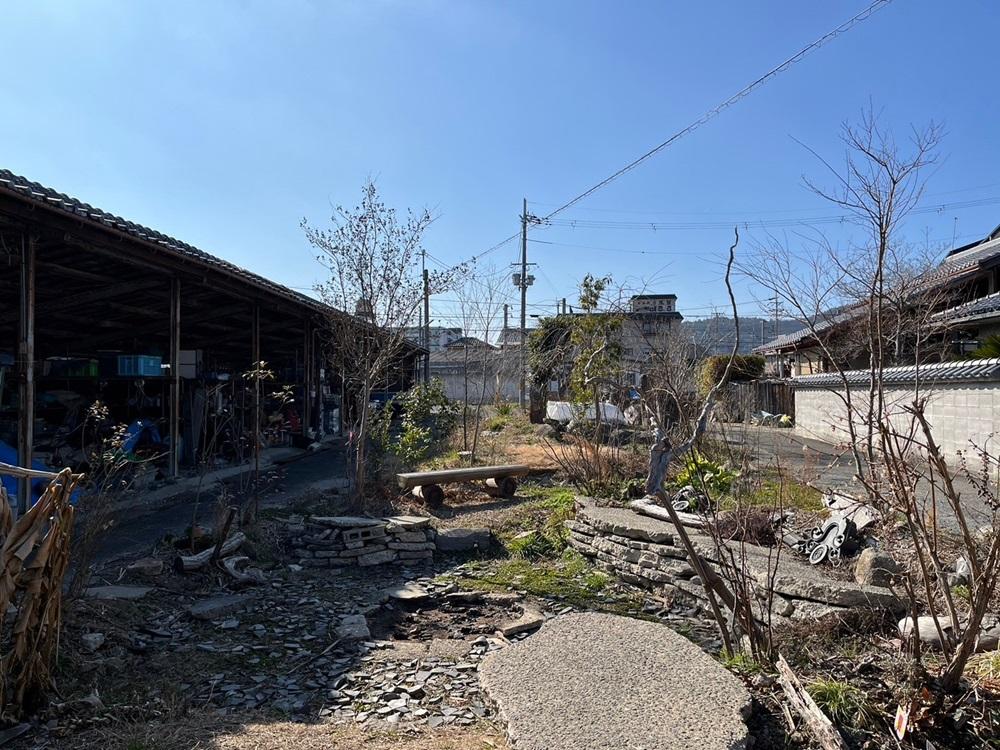 亀岡市大井町並河1丁目13-17、14-7の賃貸物件/ここは共用の焚火場兼庭スペース、通称「楽園」