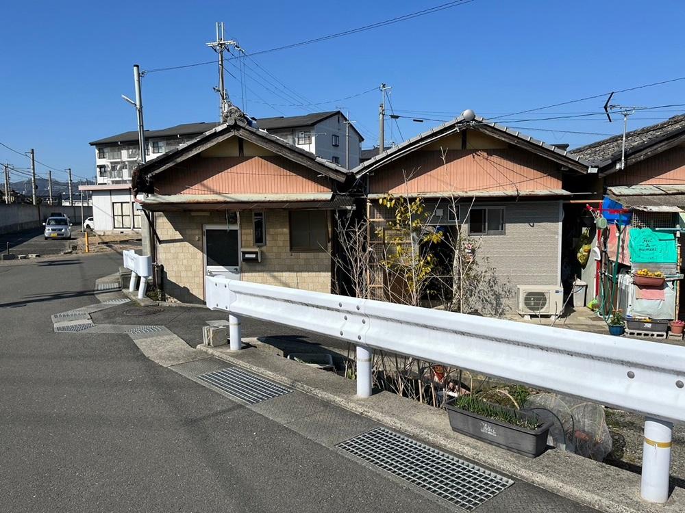 亀岡市大井町並河1丁目13-17、14-7の賃貸物件/左から2軒目が今回募集の区画。視認性も良い方なので店舗向き（13-17）