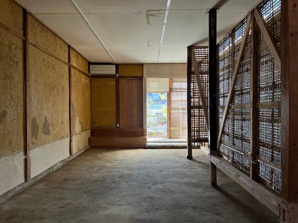 亀岡市大井町並河1丁目13-17、14-7の賃貸物件/他区画の解体時にとっておいた屋根土などを再利用し三和土（たたき）仕上げの土間（13-17）