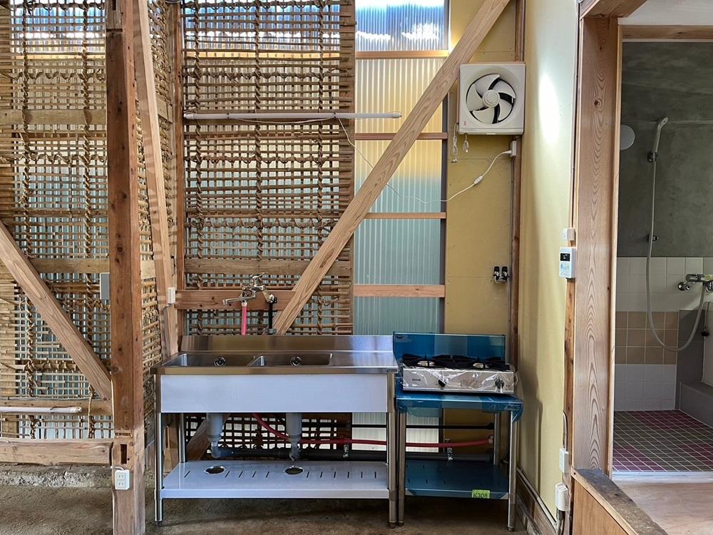 亀岡市大井町並河1丁目13-17、14-7の賃貸物件/2層シンクの業務用キッチンが設置済（13-17）