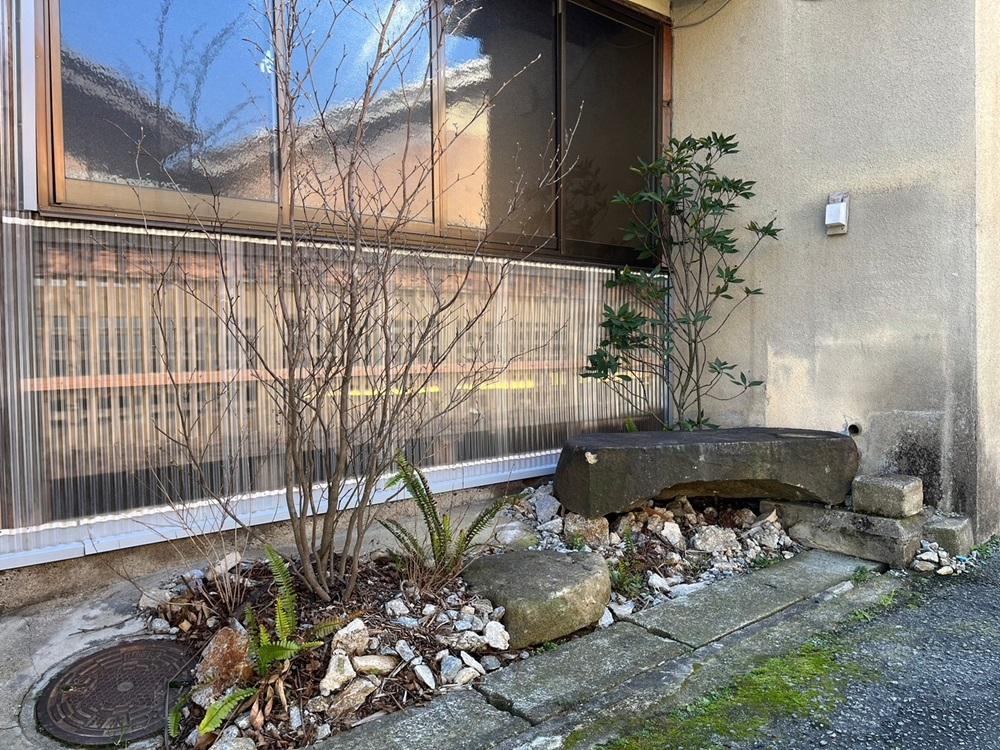 亀岡市大井町並河1丁目13-17、14-7の賃貸物件/大きな石はベンチ代わりにも（14-7※成約済）