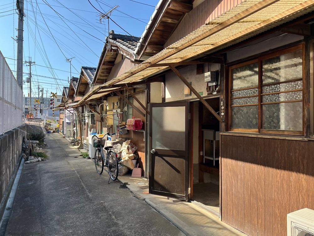 亀岡市大井町並河1丁目13-17、14-7の賃貸物件/勝手口側の通路（14-7※成約済）