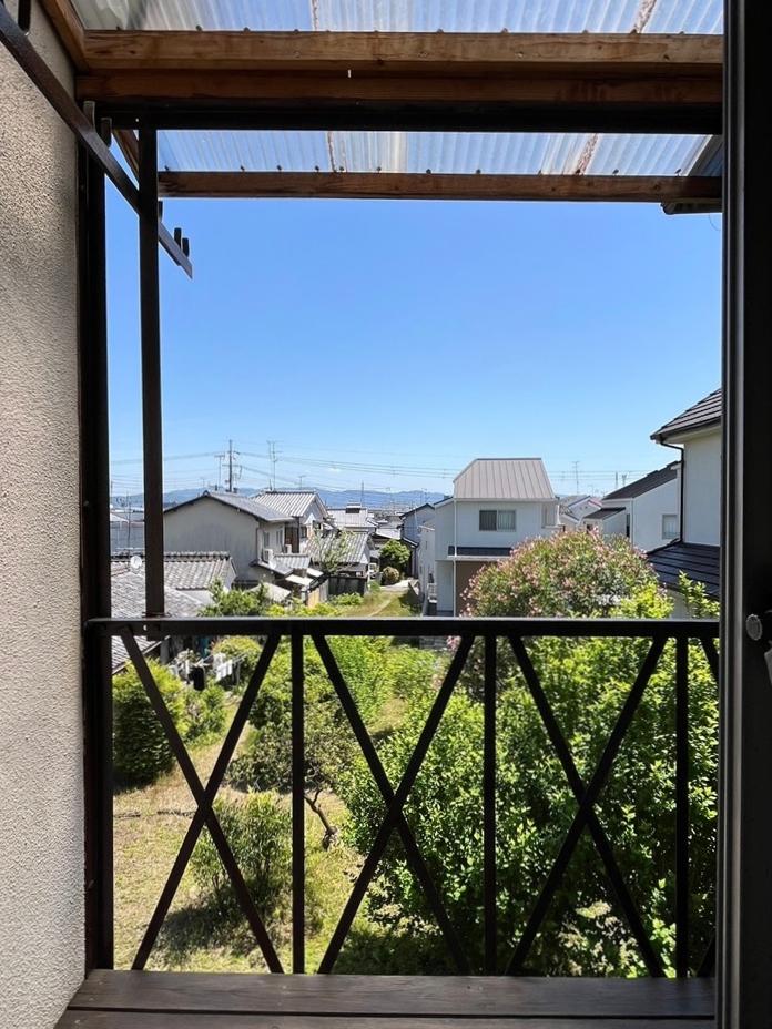 向日市鶏冠井町堀ノ内54-23の賃貸物件/隣家の広い庭のおかげでバルコニー側は、遠くの山まで見えてかなりスカッとしてます