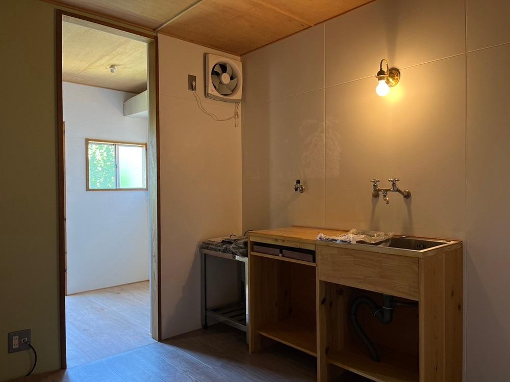 向日市鶏冠井町堀ノ内54-23の賃貸物件/キッチンと洗面はオーナーさんの造作によるもの