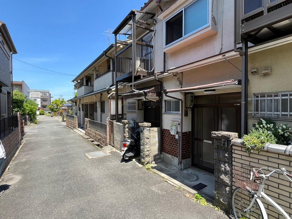 向日市鶏冠井町堀ノ内54-23の賃貸物件/前面道路は人通り少なめ