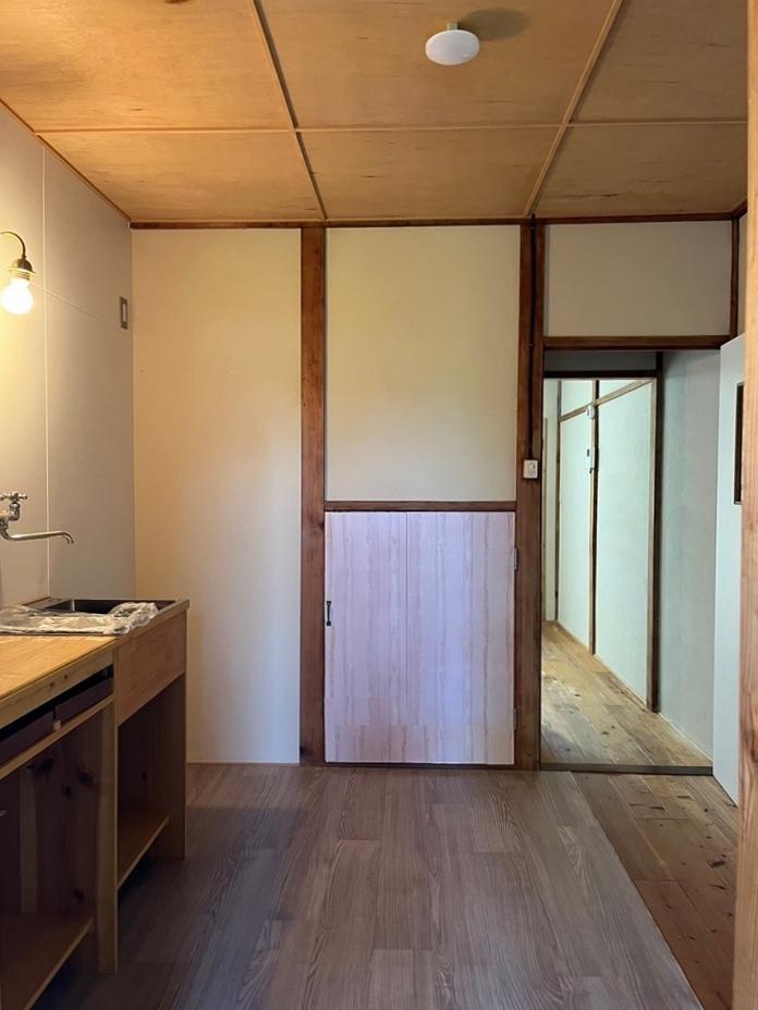 向日市鶏冠井町堀ノ内54-23の賃貸物件/床のシートを捲れば、他と同様の床材が出てきます