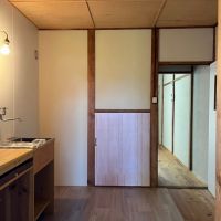 向日市鶏冠井町堀ノ内54-23の賃貸物件/床のシートを捲れば、他と同様の床材が出てきます