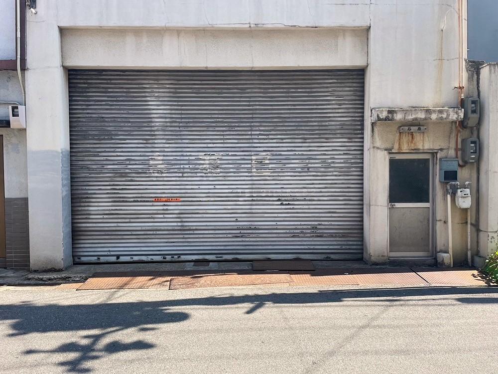 京都市下京区朱雀宝蔵町の賃貸物件/レトロ、無骨、迫力という言葉が似合う建物正面。