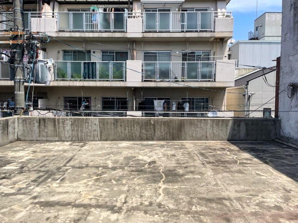 京都市下京区朱雀宝蔵町の賃貸物件/パラペット（石の塀）は膝～太ももくらいの高さですのでフェンスなどの設置は必要そうです。