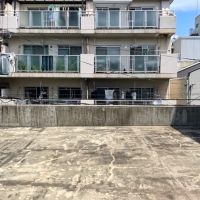 京都市下京区朱雀宝蔵町の賃貸物件/パラペット（石の塀）は膝～太ももくらいの高さですのでフェンスなどの設置は必要そうです。