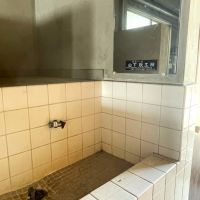 京都市下京区朱雀宝蔵町の賃貸物件/かなり懐かしさを感じる手洗い場。この鏡はいつからどんな人たちを映してきたのか。
