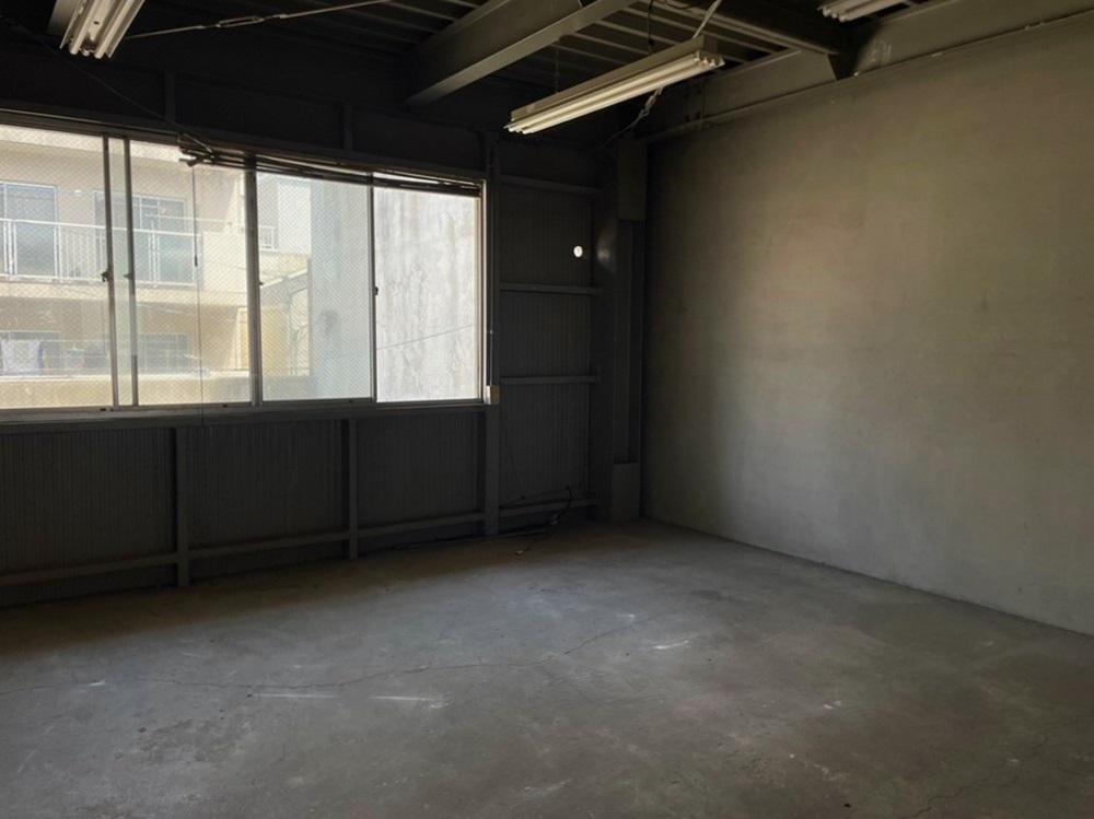 京都市下京区朱雀宝蔵町の賃貸物件/北側の部屋。テラスの真横で自然とインスピレーションが湧いてきそう。