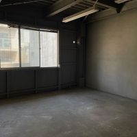 京都市下京区朱雀宝蔵町の賃貸物件/北側の部屋。テラスの真横で自然とインスピレーションが湧いてきそう。