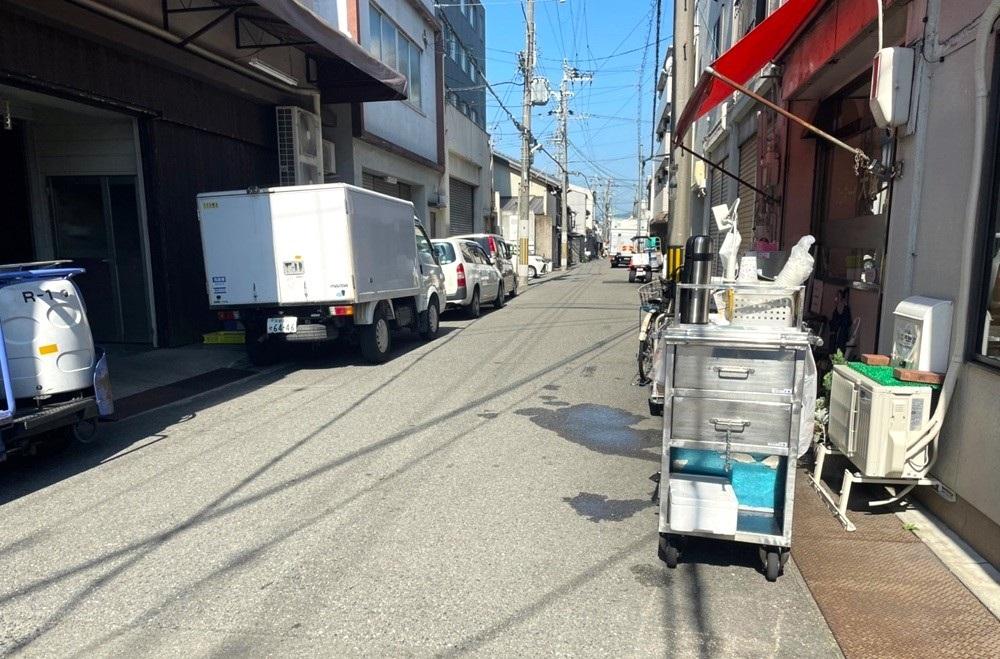 京都市下京区朱雀宝蔵町の賃貸物件/平日午前9時頃の前面道路の様子。14時頃までは活気がありますがそれ以降は落ち着いた雰囲気になります。