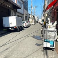 京都市下京区朱雀宝蔵町の賃貸物件/平日午前9時頃の前面道路の様子。14時頃までは活気がありますがそれ以降は落ち着いた雰囲気になります。