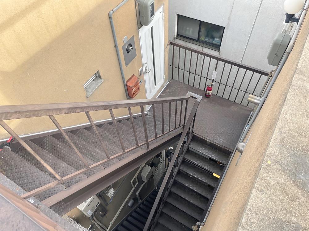 京都市左京区修学院大林町13-1 の賃貸物件/この共用階段を上って屋上へ。（※写真は前回募集時のもの）