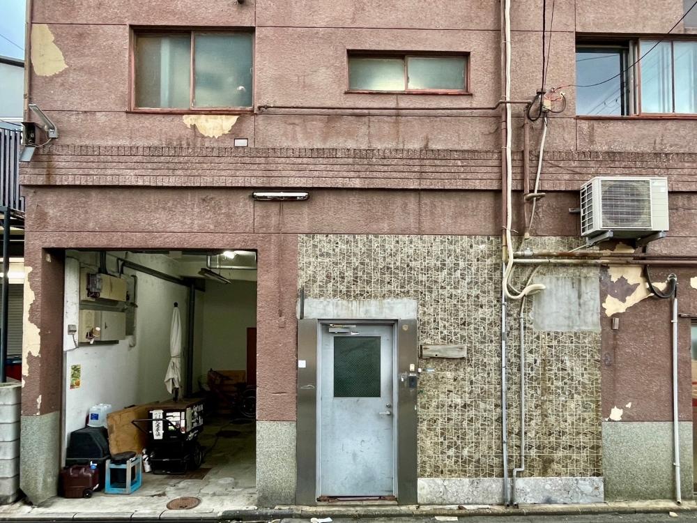 京都市下京区朱雀宝蔵町73-1の賃貸物件/所々剥がれた外壁と玄関口付近のタイルがカッコイイ。凛として出かけたくなります。
The exterior walls that are peeling in places and the tiles near the entrance are cool. It makes you want to go out with dignity.