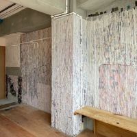 京都市下京区朱雀宝蔵町73-1の賃貸物件/一見どうなってるのかわかりませんが壁面に布が張り付けられている部屋。
At first glance, it is hard to tell what is going on in this room, but the walls are covered with fabric.