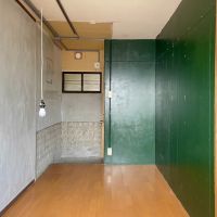 京都市下京区朱雀宝蔵町73-1の賃貸物件/黒味がかって見えるほどの深緑が印象的な部屋。
The room is a striking dark green, so striking that it appears blackish.