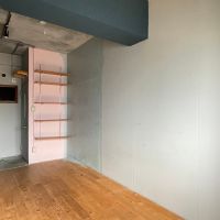 京都市下京区朱雀宝蔵町73-1の賃貸物件/シンプルな色使いに差し色のピンクがかわいい。
A simple color scheme with a cute pink insert.