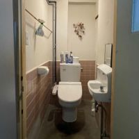 京都市下京区朱雀宝蔵町73-1の賃貸物件/共用トイレ、清潔に保たれております。
Shared restrooms, kept clean.