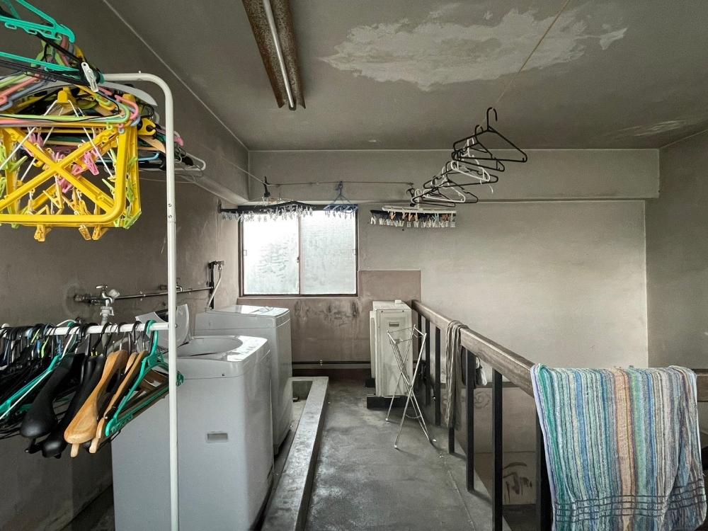 京都市下京区朱雀宝蔵町73-1の賃貸物件/アジアンな雰囲気を感じる共用洗濯機置き場。洗濯機は2台体制。
Shared laundry room with Asian atmosphere. Two washing machines.