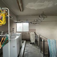京都市下京区朱雀宝蔵町73-1の賃貸物件/アジアンな雰囲気を感じる共用洗濯機置き場。洗濯機は2台体制。
Shared laundry room with Asian atmosphere. Two washing machines.