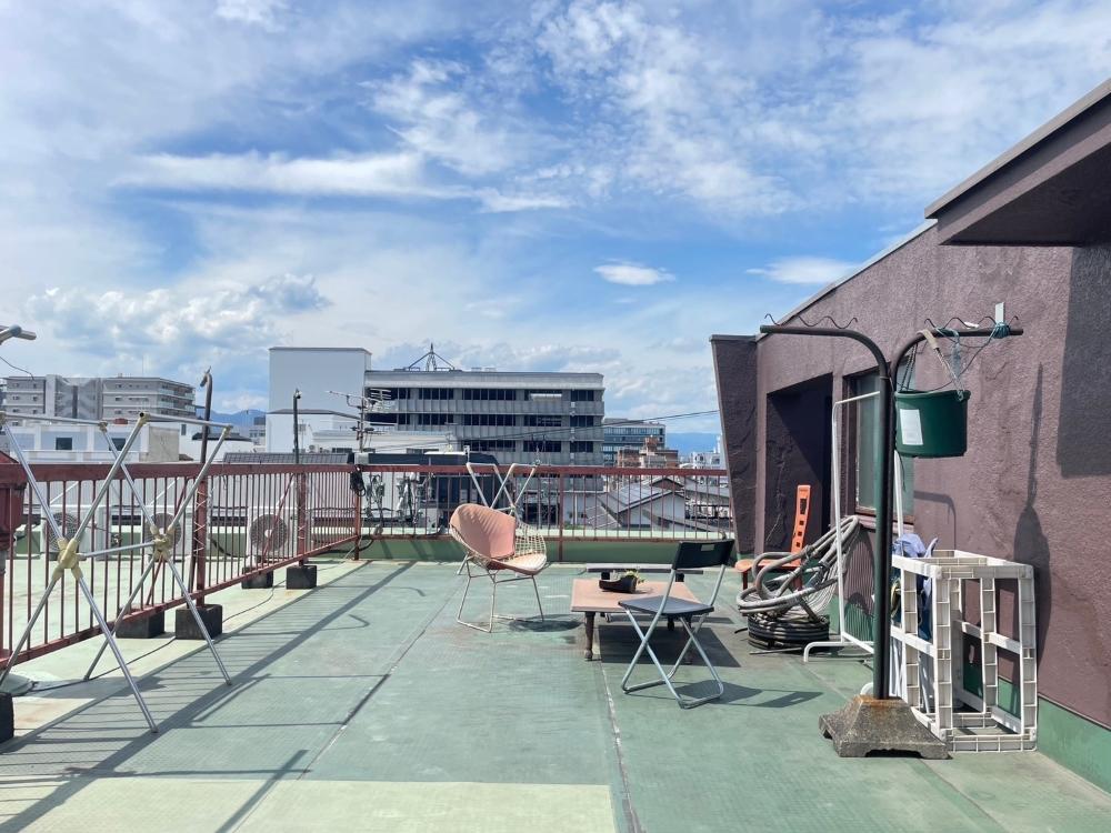 京都市下京区朱雀宝蔵町73-1の賃貸物件/晴れた日はテラスで1人でも、みんなとでもゆったり過ごしたくなります。
On sunny days, I like to relax on the terrace alone or with others.
