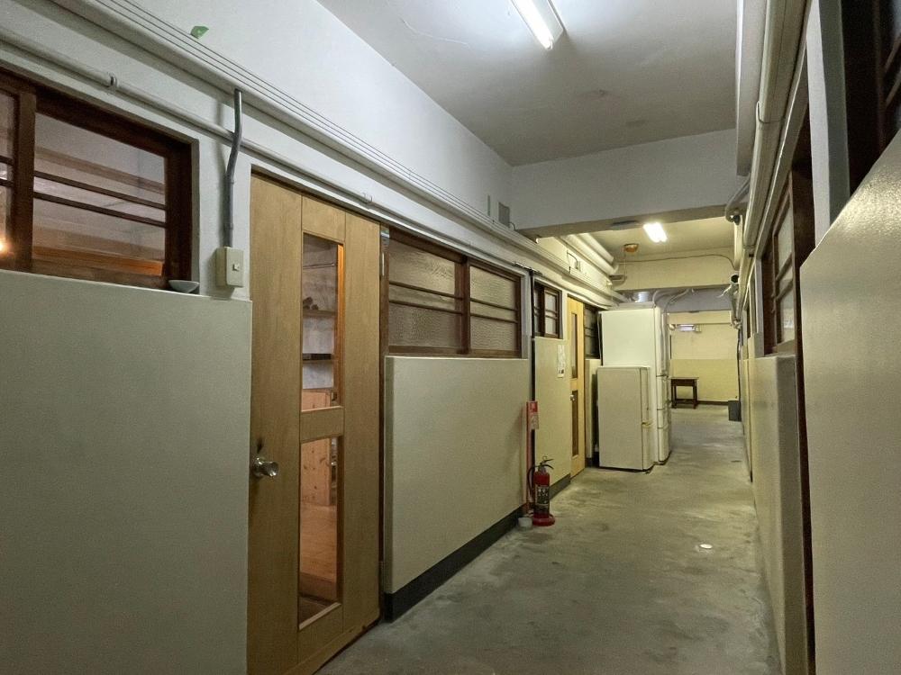 京都市下京区朱雀宝蔵町73-1の賃貸物件/廊下には大小3つの冷蔵庫を用意してます。
There are three refrigerators of different sizes in the hallway.