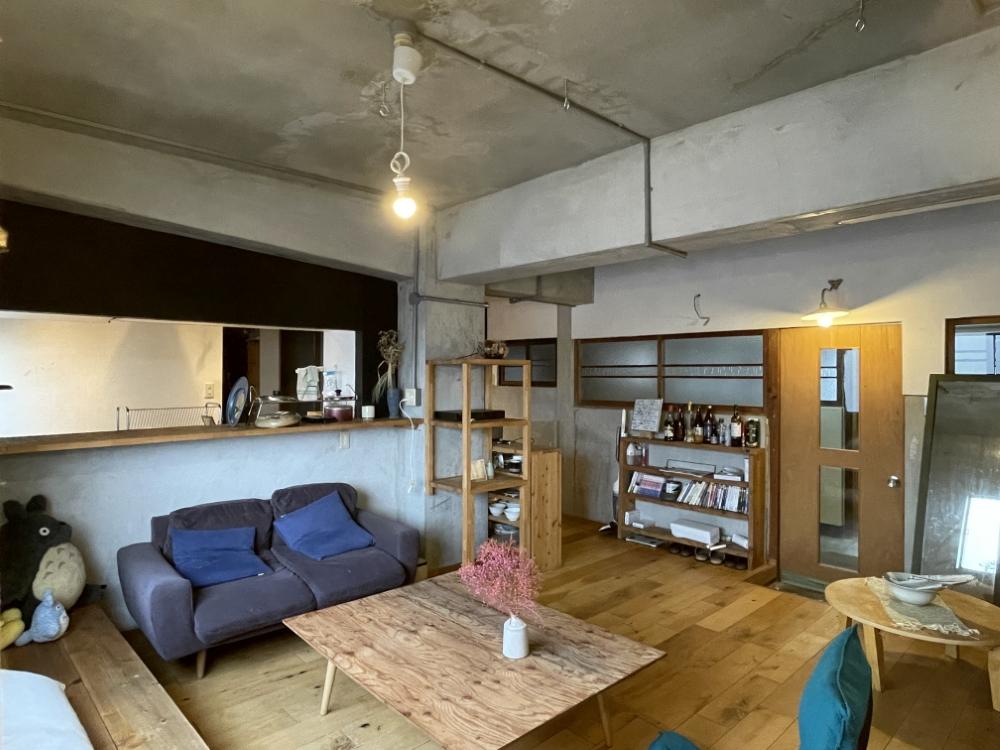 京都市下京区朱雀宝蔵町73-1の賃貸物件/外観とは一変、かわいさや馴染みやすさを感じる共用ダイニングは談話室にも。
The cute and intimate shared dining room is a complete change from the exterior and can be used as a common room.