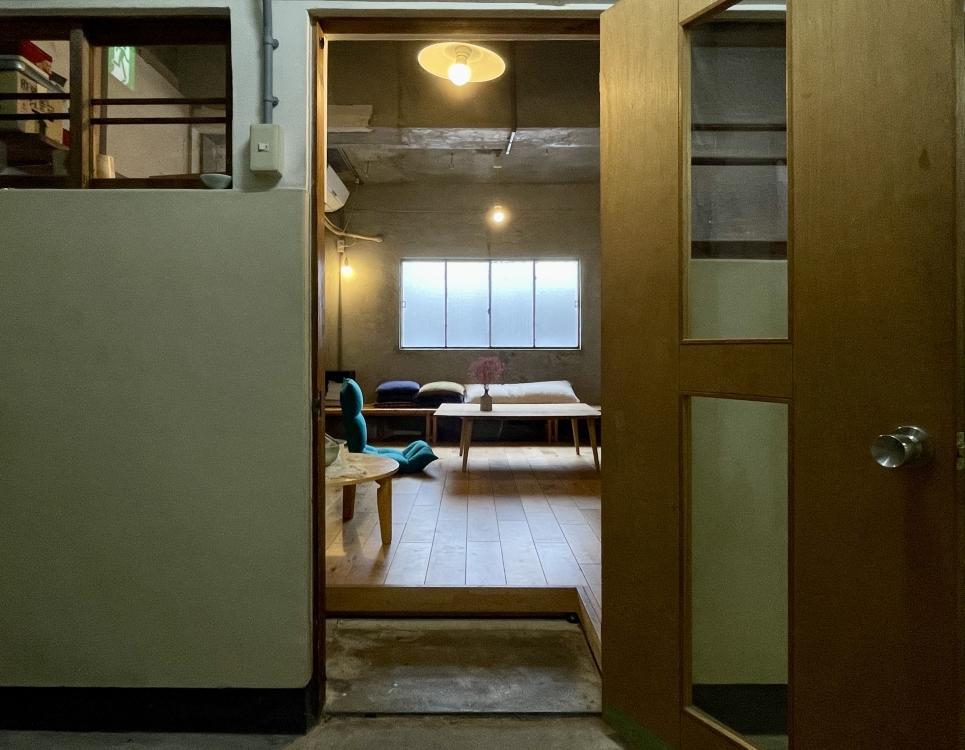 京都市下京区朱雀宝蔵町73-1の賃貸物件/前画像の手前のドアが共用ダイニングの入口。ちょっと覗いて誰かいたらテンション上がりそう。The door in the foreground of the previous image is the entrance to the common dining room. If you take a peek and someone is there, you might get excited.