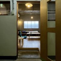 京都市下京区朱雀宝蔵町73-1の賃貸物件/前画像の手前のドアが共用ダイニングの入口。ちょっと覗いて誰かいたらテンション上がりそう。The door in the foreground of the previous image is the entrance to the common dining room. If you take a peek and someone is there, you might get excited.