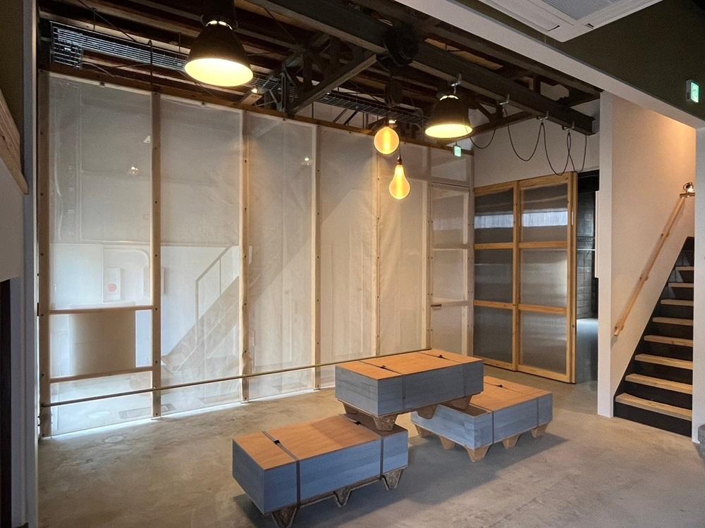 京都市中京区壬生東檜町の賃貸物件/共用部。正面の白い幕に沿って自転車になってます。そして右奥がオーナーさんの作業場。