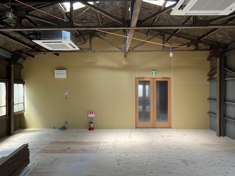 京都市中京区壬生東檜町の賃貸物件/この区画にはトップライトが設けられていて陽が射す反面、夏には暑さ対策も必要そう。