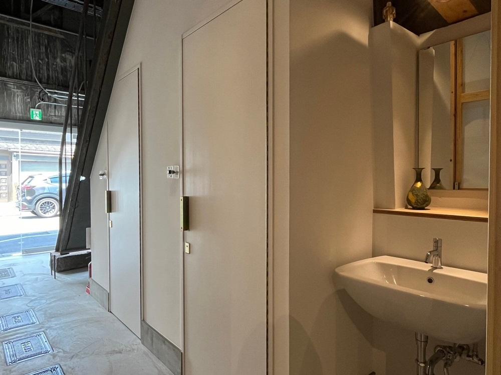 京都市中京区壬生東檜町の賃貸物件/1階、階段下には共用トイレが2つと手洗い